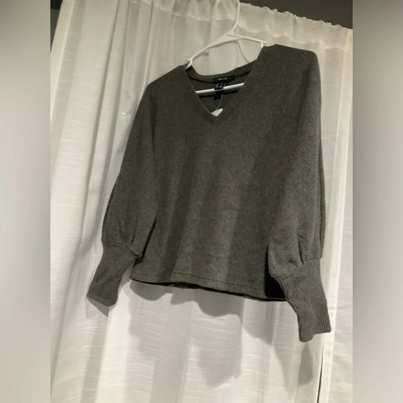 Women’s Forever 21 Gray Cropped Sweater - Picture 1 of 4